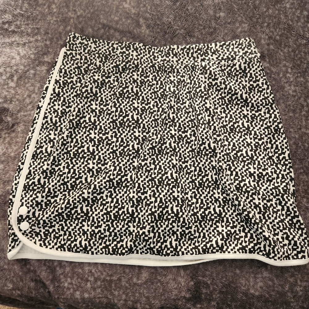 Jones New York Black and white skort Size S